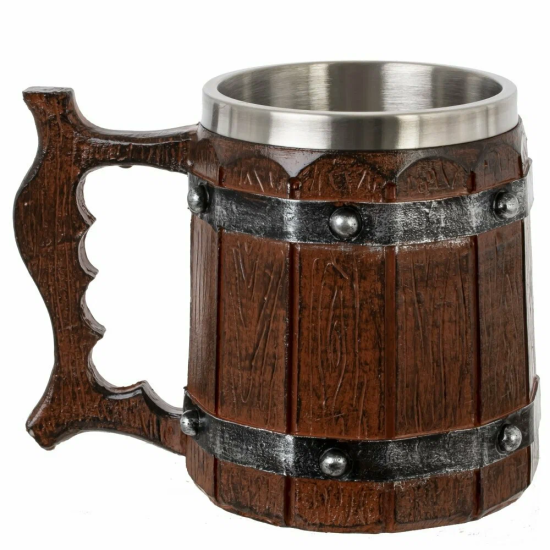 Масивна халба за бира, имитираща дървена бъчва с метални обръчи и капси