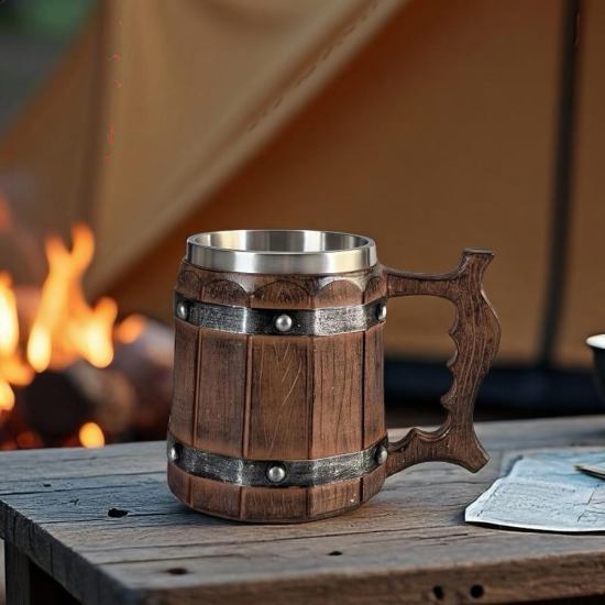 Масивна халба за бира, имитираща дървена бъчва с метални обръчи и капси