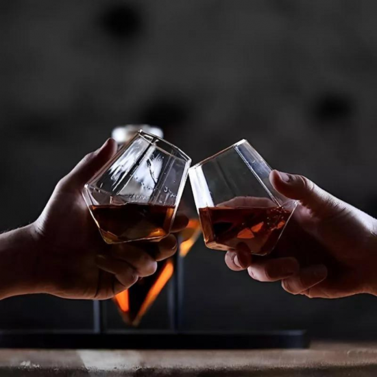 Комплект Гарафа за Уиски с Две Чаши – Диаманти Deluxeна най-ниска цена - podaratsi.bg