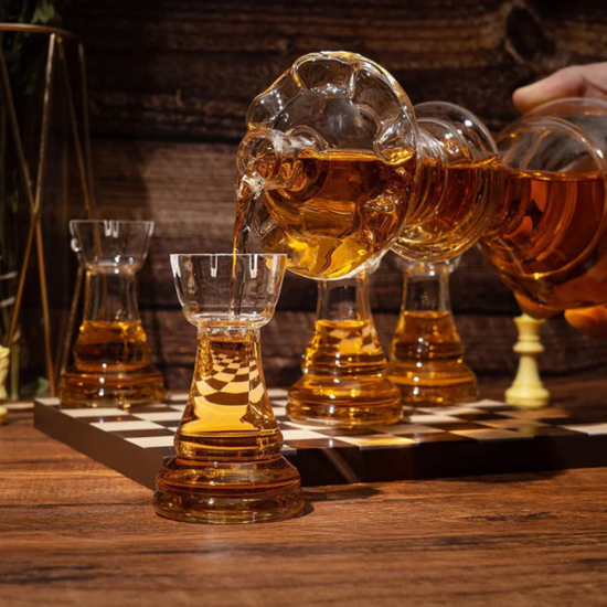 Луксозен комплект за уиски, аранжиран като елегантен шахматен сет