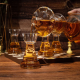 Луксозен комплект за уиски, аранжиран като елегантен шахматен сет