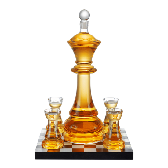 Луксозен комплект за уиски, аранжиран като елегантен шахматен сет