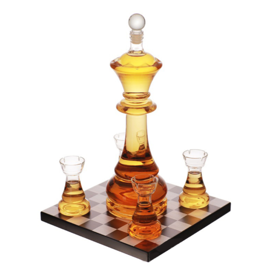 Луксозен комплект за уиски, аранжиран като елегантен шахматен сет