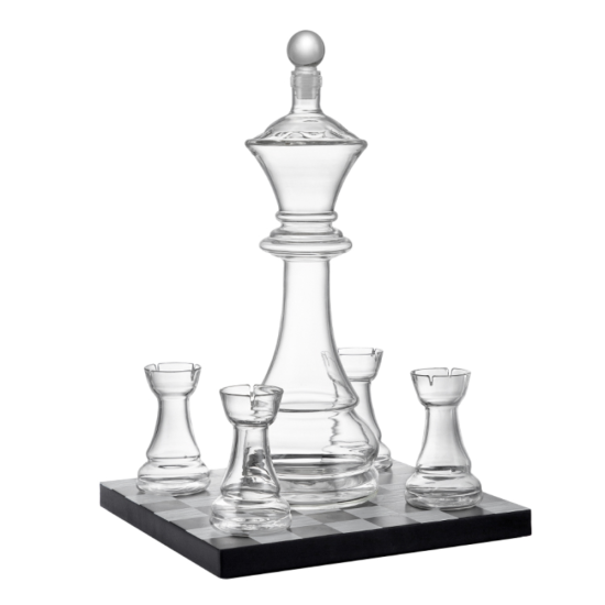 Луксозен комплект за уиски, аранжиран като елегантен шахматен сет