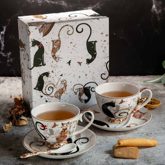 Комплект от две порцеланови чаши с чинийки и лъжички, декорирани с влюбени котки на фона на Айфеловата кула