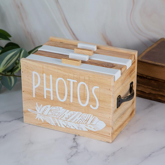 Дървена кутия за съхранение на снимки с бял принт на перо и надпис PHOTOS