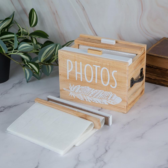 Дървена кутия за съхранение на снимки с бял принт на перо и надпис PHOTOS