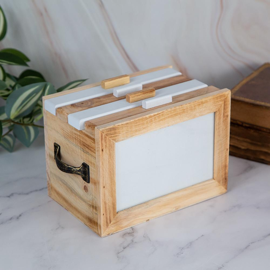 Дървена кутия за съхранение на снимки с бял принт на перо и надпис PHOTOS