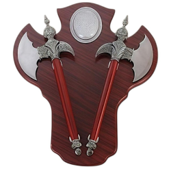 Декоративни кръстосани брадви на дървена поставка