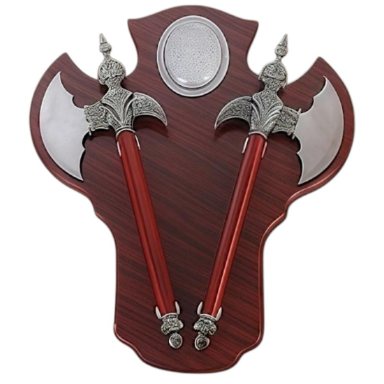 Символ на защита и мъжество Голямо дървено стенно пано във форма на щит с две кръстосани декоративни брадви (томахавки) с орнаментирани метални глави