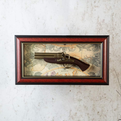 Пано за стена с античен пистолет