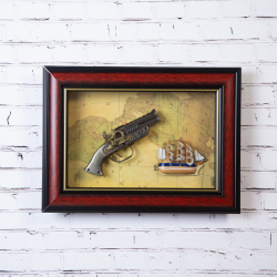 Обемна картина за стена с античен пистолет