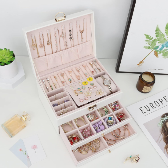 Елегантна бяла кутия за бижута Teno с капитониран капак и златисти метални елементи