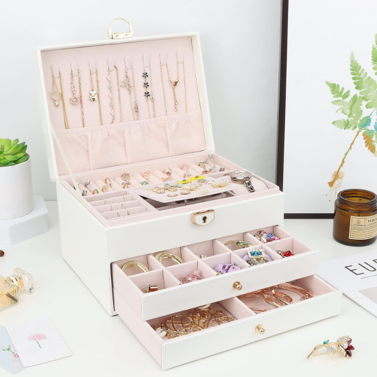 Елегантна бяла кутия за бижута Teno с капитониран капак и златисти метални елементи