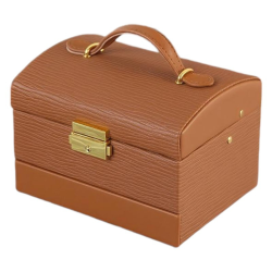 Кафява кутия за бижута със златна метална закопчалка