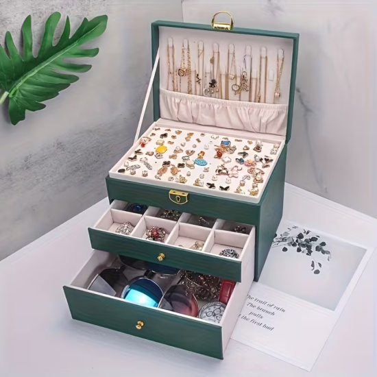 Отворена зелена кутия за бижута с чекмеджета и отделения за пръстени
