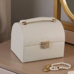 Бежова кутия за бижута