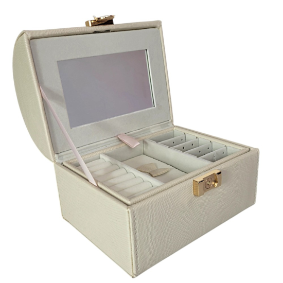 Затворена бежова кутия за бижута с овален капак, дръжка и златна закопчалка