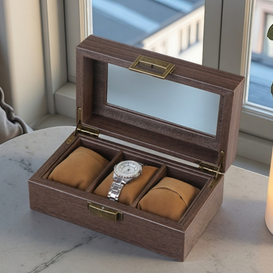 Стилна дървена кутия, предназначена за съхранение на три часовника