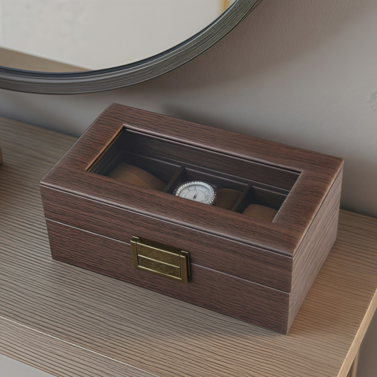 Стилна дървена кутия, предназначена за съхранение на три часовника