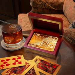 Златно тесте карти за игра в дървена кутия