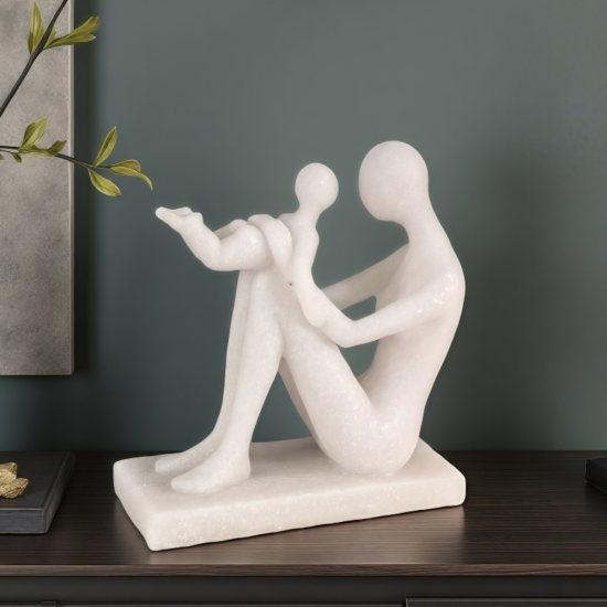 Бяла абстрактна статуетка от полирезин с ефект на камък, изобразяваща седнала майка, която е вдигнала детето си във въздуха в момент на игра
