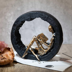 Декоративна фигура: Жена с книга