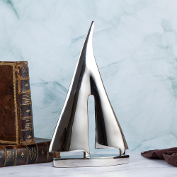 Сребриста статуетка лодка с абстрактен дизайн Сребриста статуетка лодка с абстрактен дизайн
