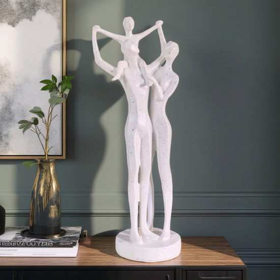 Бяла абстрактна статуетка на семейство, където родителите държат детето високо над главите си