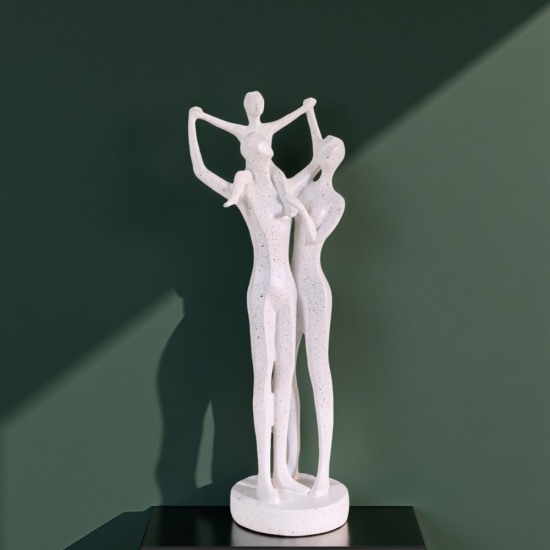 Бяла абстрактна статуетка на семейство, където родителите държат детето високо над главите си