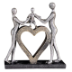 Сребриста статуетка на родители, държащи дете за ръце, стъпило върху златно сърце