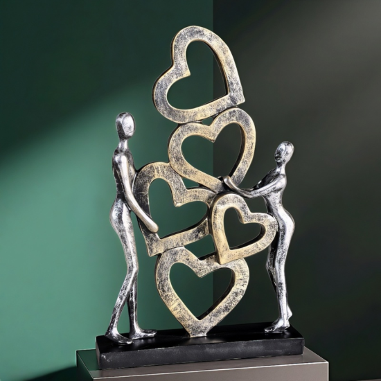 Вертикална статуетка на мъж и жена, държащи вертикална композиция от преплетени сърца