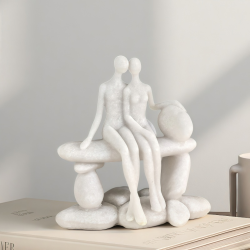 Статуетка прегърната двойка