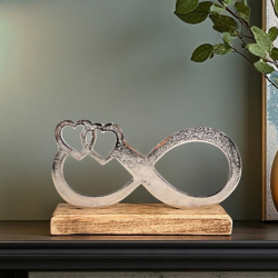 Романтична скулптура безкрайност и сърца дървена основа