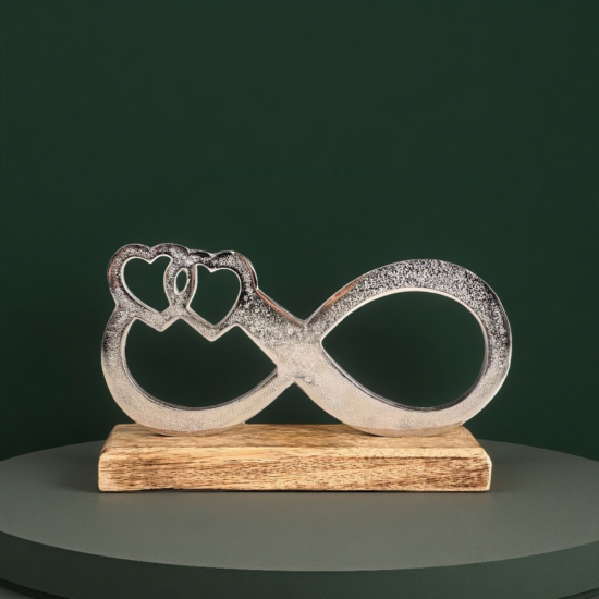 Сребриста метална статуетка във формата на знак за безкрайност, преливащ в две сърца