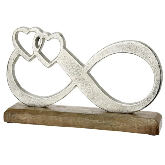Сребриста метална статуетка във формата на знак за безкрайност, преливащ в две сърца