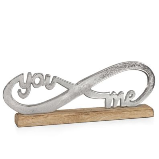 Декоративна фигура от текстуриран метал върху дървена основа, символизираща вечна любов