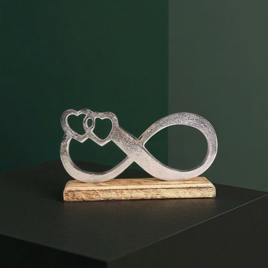 Сребриста метална фигура знак за безкрайност с две вплетени сърца