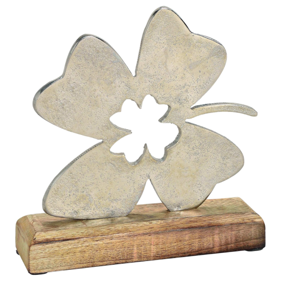 Сребриста метална статуетка във формата на четирилистна детелина с централен отвор