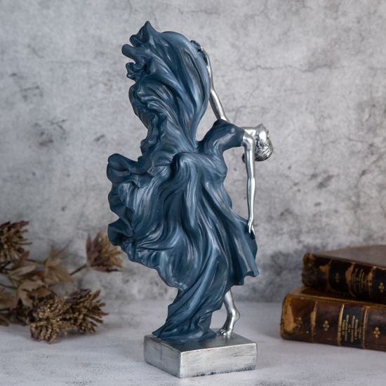 Елегантна статуетка на танцьорка с развяваща се тъмносиня рокля и сребриста кожа