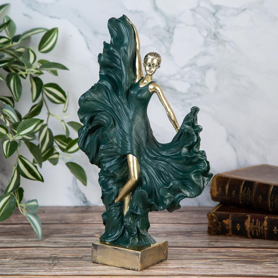 Елегантна статуетка на танцьорка, развяваща дълга тъмнозелена рокля, с кожа в златист цвят