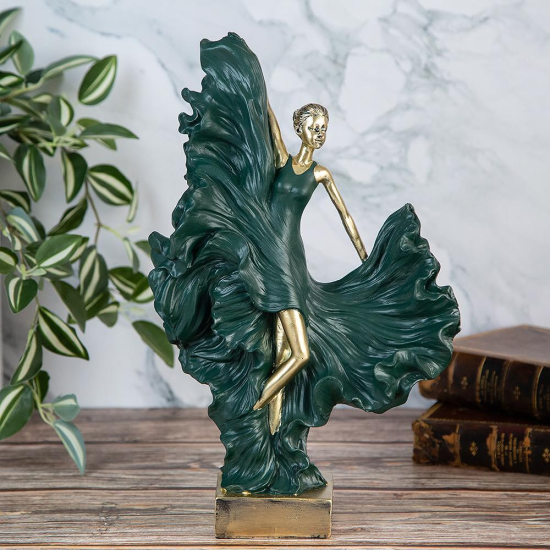 Елегантна статуетка на танцьорка, развяваща дълга тъмнозелена рокля, с кожа в златист цвят