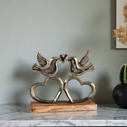 Статуетка влюбени гълъби на дървена поставка 16см