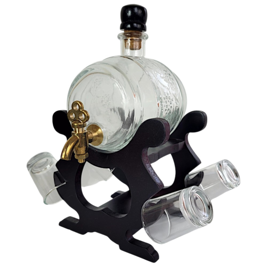 Малко стъклено буре за алкохол (550 мл) с месингова канелка, поставено на тъмна дървена стойка с четири стъклени шот чаши