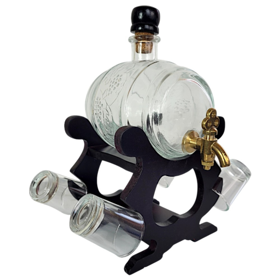 Малко стъклено буре за алкохол (550 мл) с месингова канелка, поставено на тъмна дървена стойка с четири стъклени шот чаши