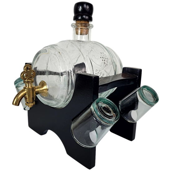 Изящно стъклено буре с вместимост 550 мл и кранче от състарен месинг, разположено върху черна дървена стойка с гнезда за чаши