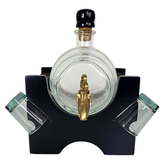 Изящно стъклено буре с вместимост 550 мл и кранче от състарен месинг, разположено върху черна дървена стойка с гнезда за чаши