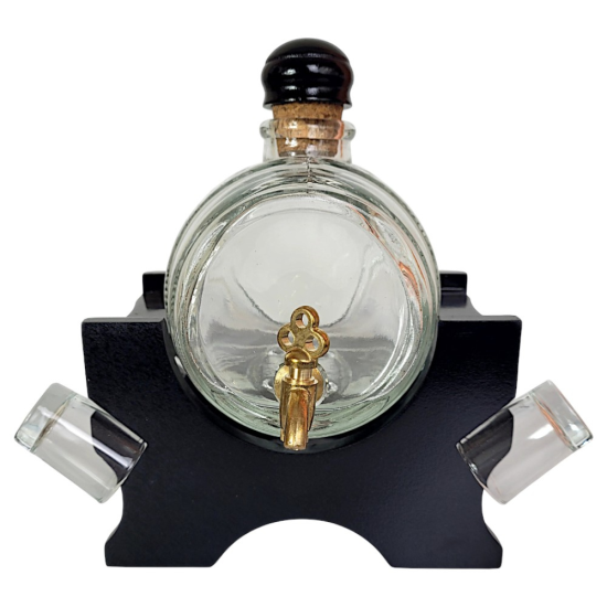 Стъклено буре за алкохол с канелка, разположено върху черна МДФ стойка с гнезда за четири шот чаши