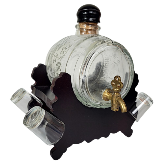 Стъклено буре за алкохол 1 литър с месингова канелка и 4 шот чаши, разположени върху тъмна дървена стойка