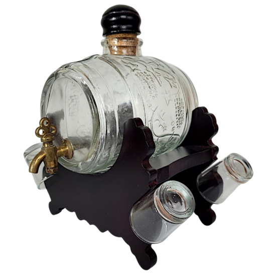 Стъклено буре за алкохол 1 литър с месингова канелка и 4 шот чаши, разположени върху тъмна дървена стойка